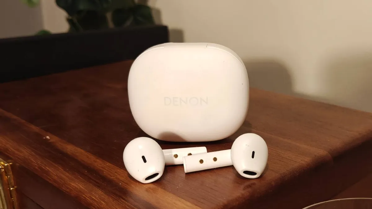 盒子旁边是 Denon AH-C500W 耳机。