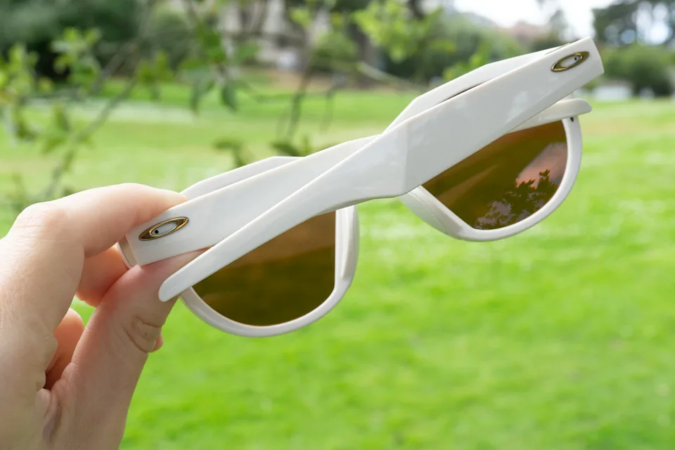 支臂配有开放式耳机扬声器。