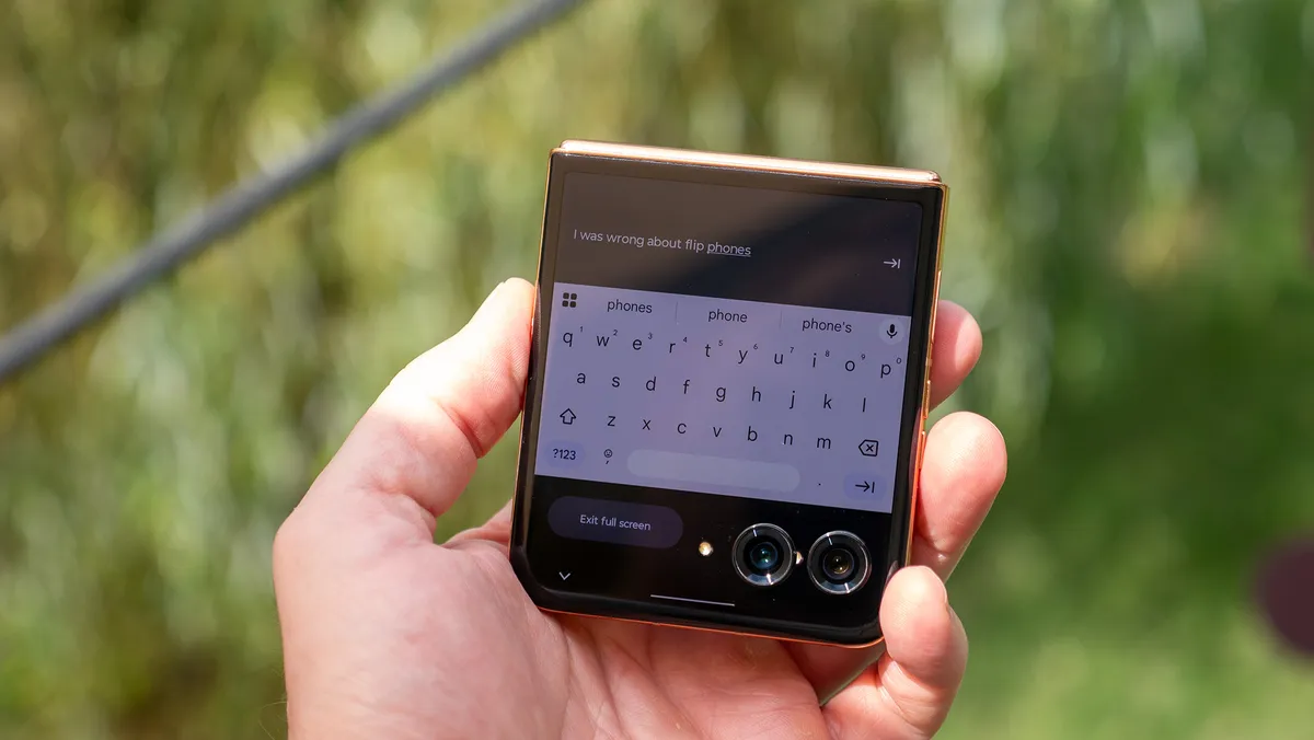 在摩托罗拉 Razr Plus 2025 的封面屏幕上打字