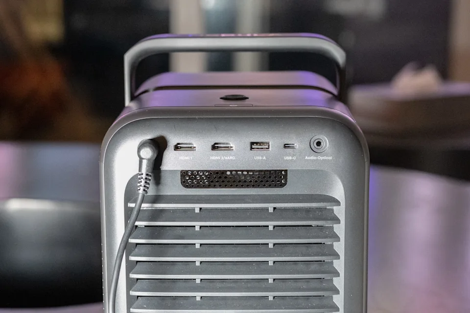 Nebula X1 提供一对 HDMI 2.1 端口以及 USB-C、USB-A 和 S/PIDF