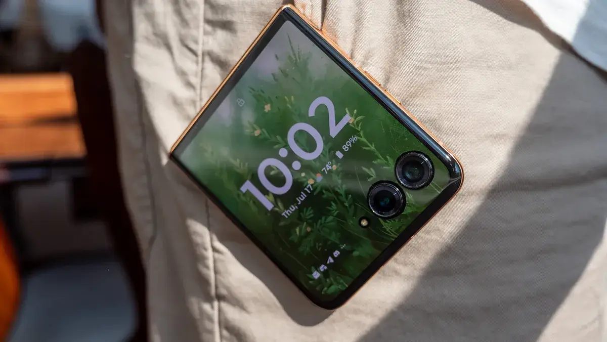 摩托罗拉 Razr Plus 2025 的屏幕盖从口袋里露出来