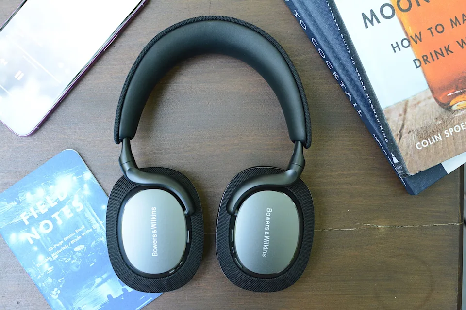 耳罩可旋转平放，方便存放或佩戴在脖子上，减少干扰。