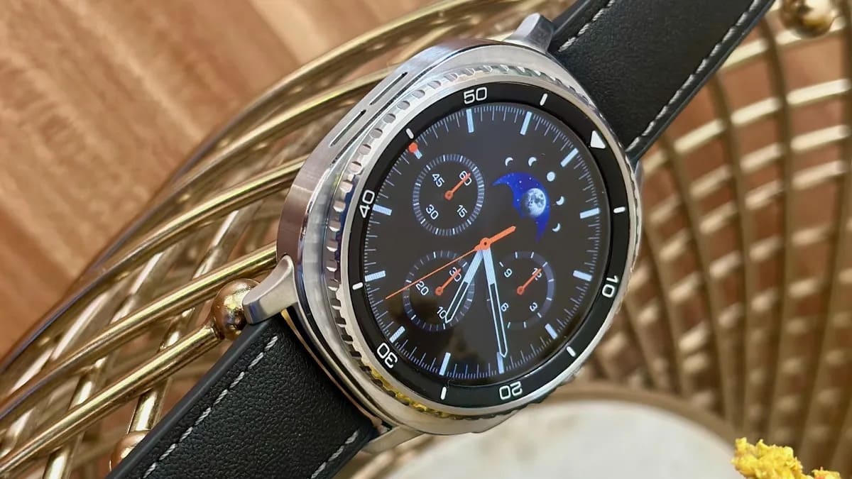 三星 Galaxy Watch 8 Classic 的特写，展示了默认表盘、显示边框和旋转表圈。