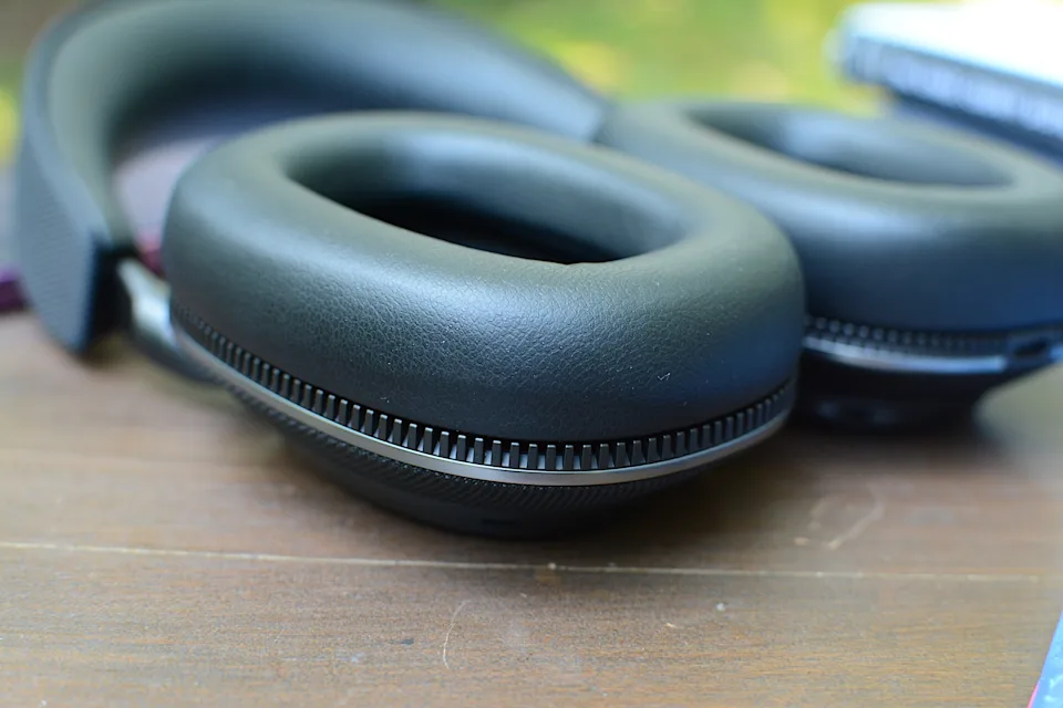 耳垫柔软舒适，但又足够坚硬，可以提供足够的支撑。