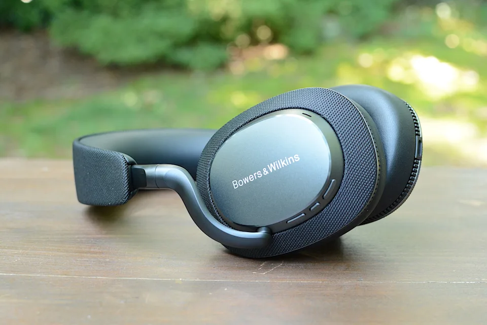 该公司的品牌标识装饰在两个耳罩的外部。