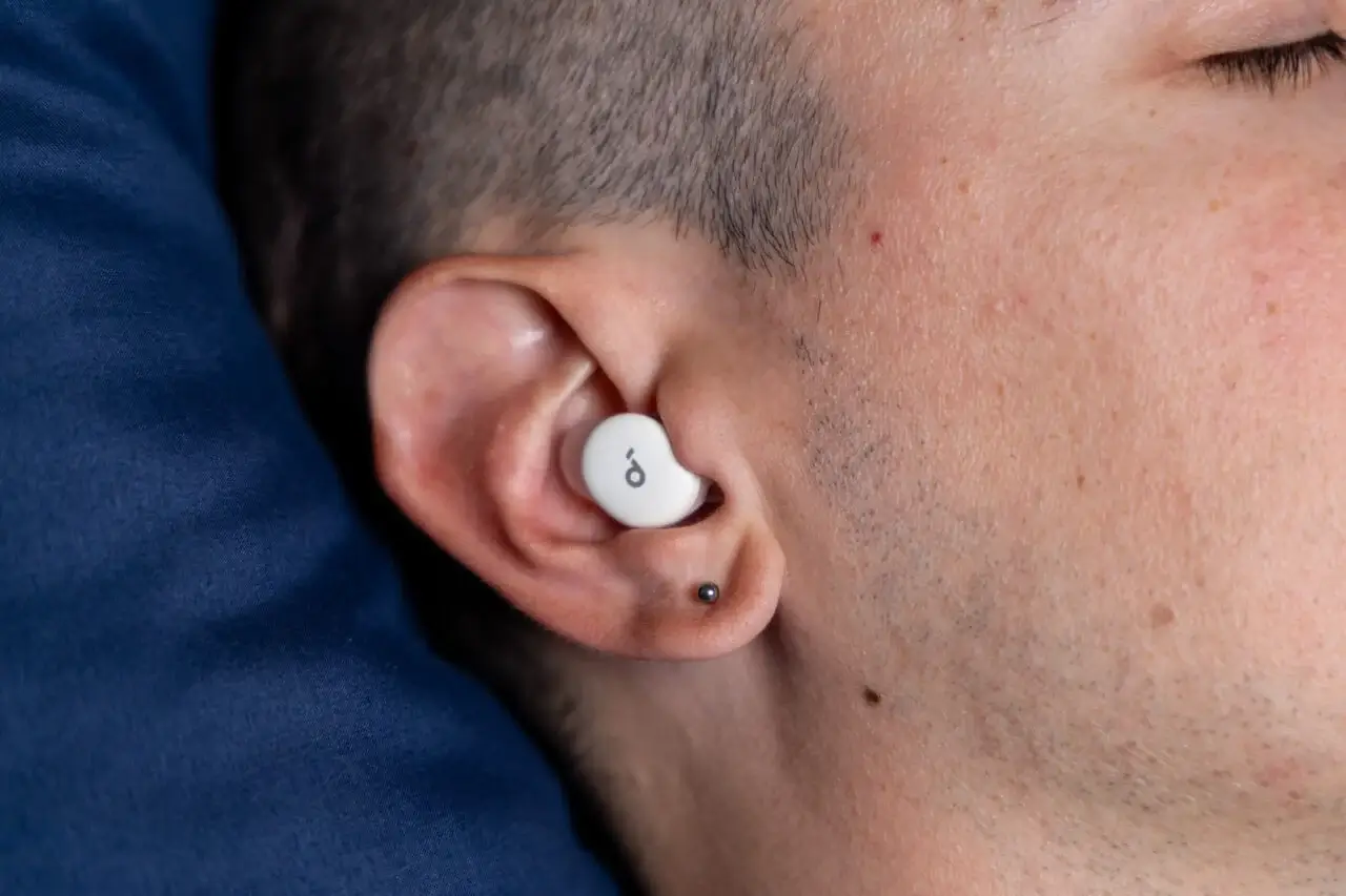 戴在耳朵上的 Soundcore Sleep A30 特写