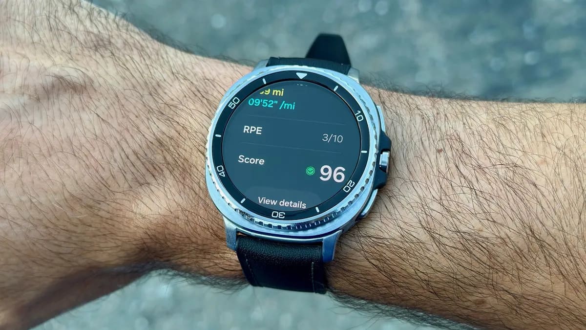 手腕上的三星 Galaxy Watch 8 Classic 显示跑步后的速度、估计的难度级别和跑步教练得分。