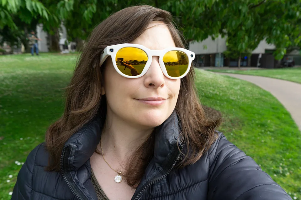 金色大镜片和白色镜框