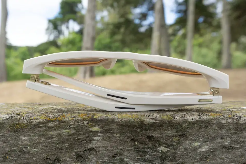 扬声器和捕获按钮。