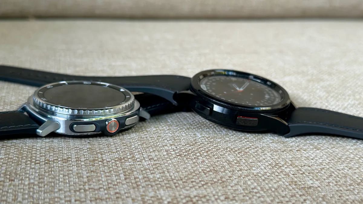 三星 Galaxy Watch 8 Classic（左）和三星 Galaxy Watch 6 Classic（右）并排放置，8 的三个按钮和 6 的两个按钮朝前。