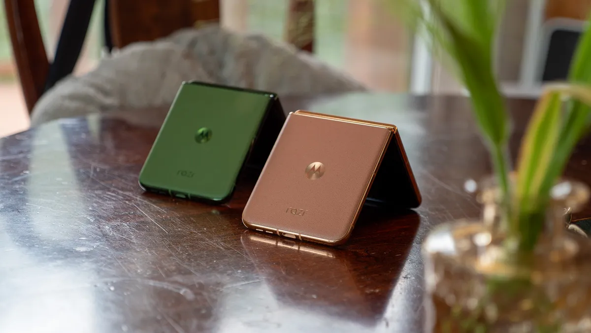 摩托罗拉 Razr Plus 2024（绿色）和摩托罗拉 Razr Plus 2025（摩卡色）的折叠背面