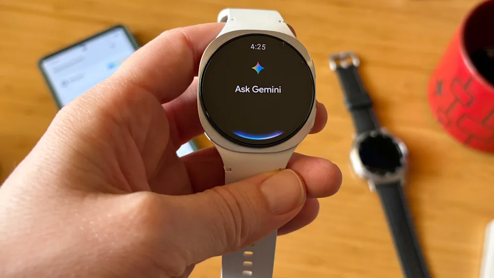 Galaxy Watch 8 的 Ask Gemini 屏幕处于活动状态
