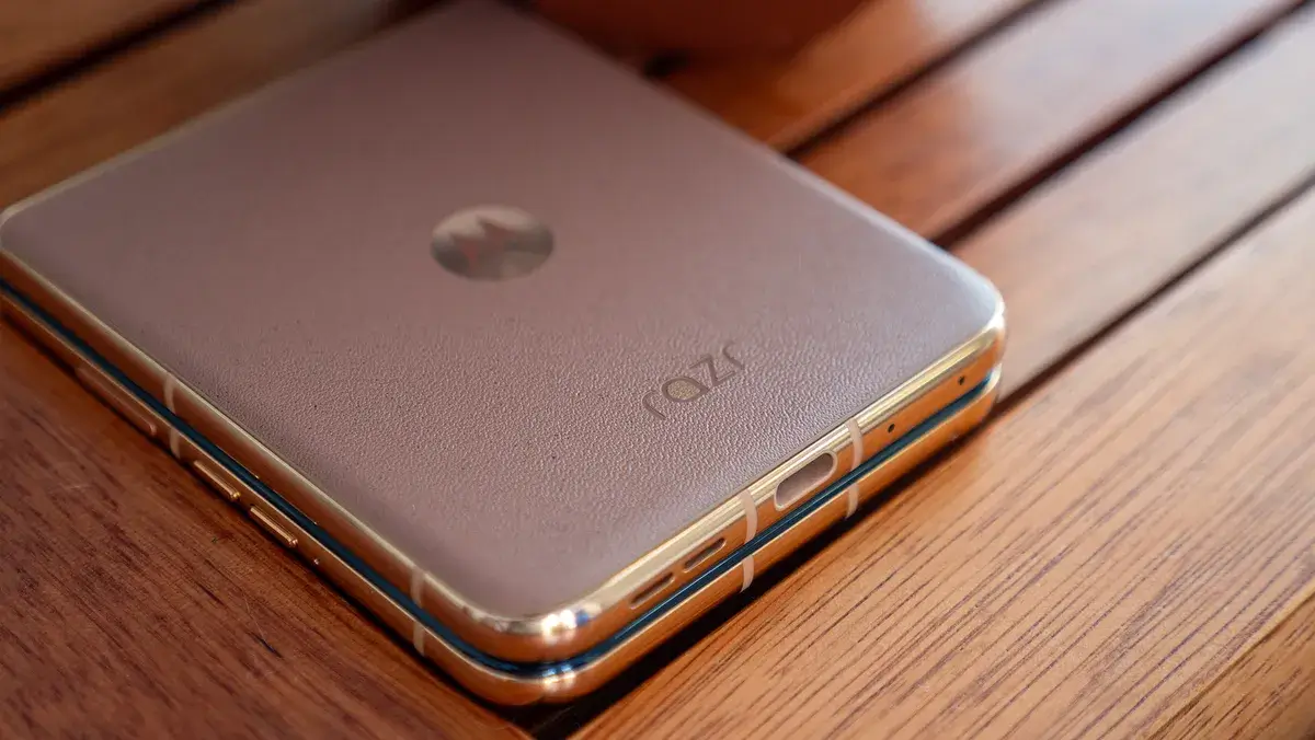 摩卡慕斯摩托罗拉 Razr Plus 2025 的迷人背面