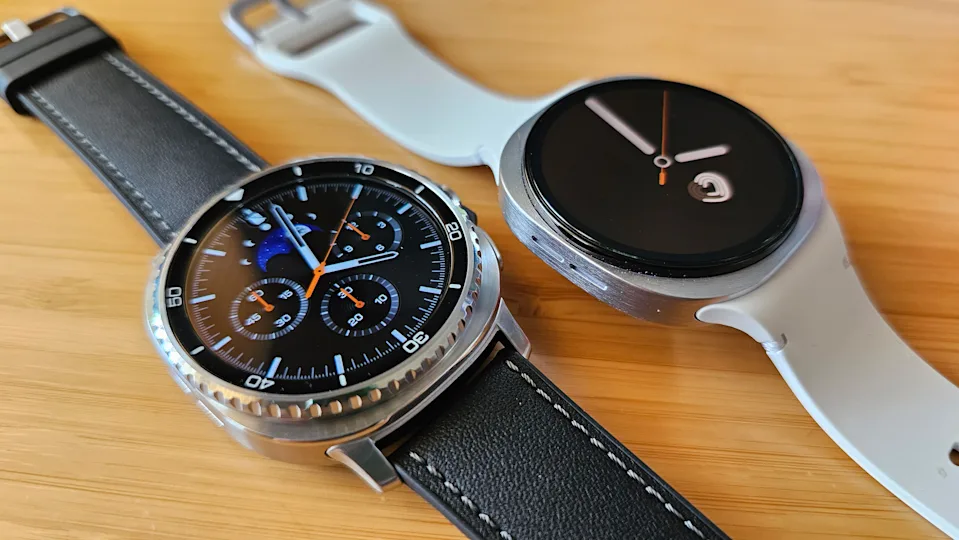 三星 Galaxy Watch 8 Classic 与标准型号并排