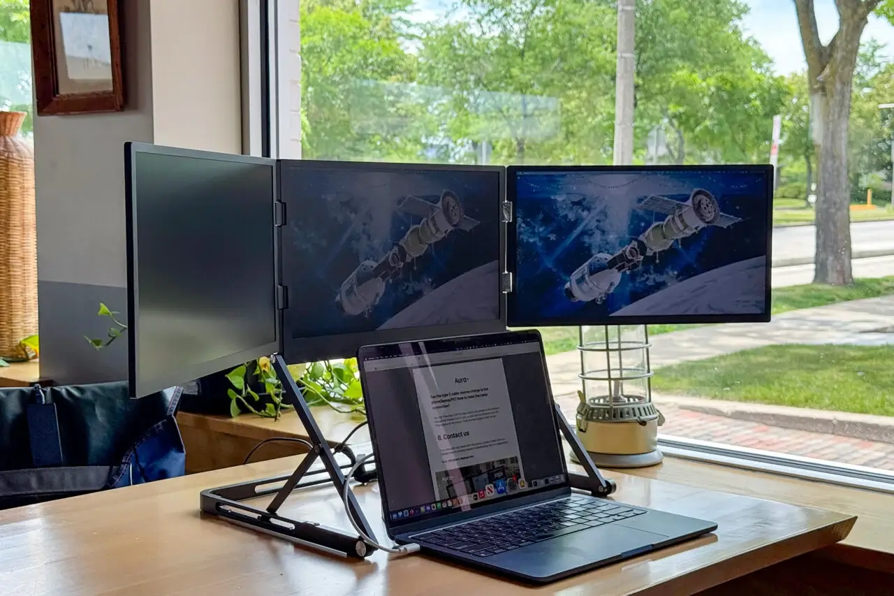 Aura Triple Aero Pro Max 三重显示屏放在窗边