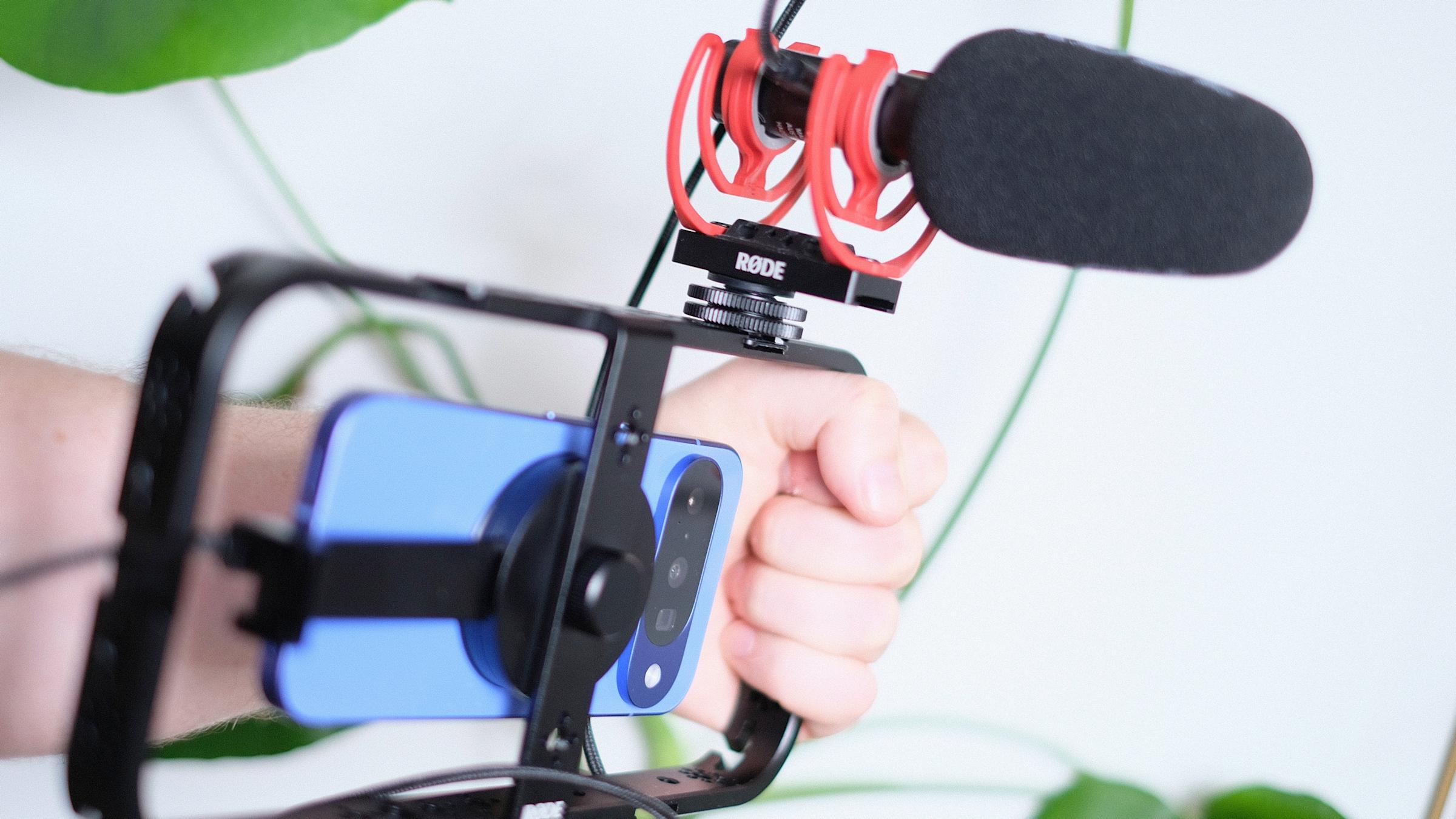 单手握持 Google Pixel 10