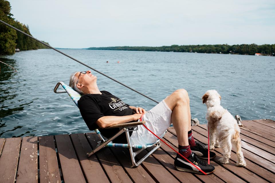 作者的双脚悬在码头边缘。