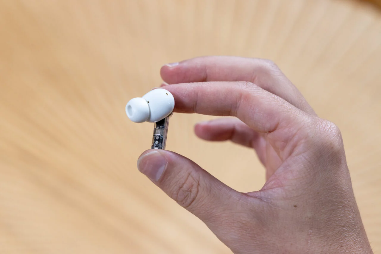 Nothing Ear 让你可以看到一些内部组件