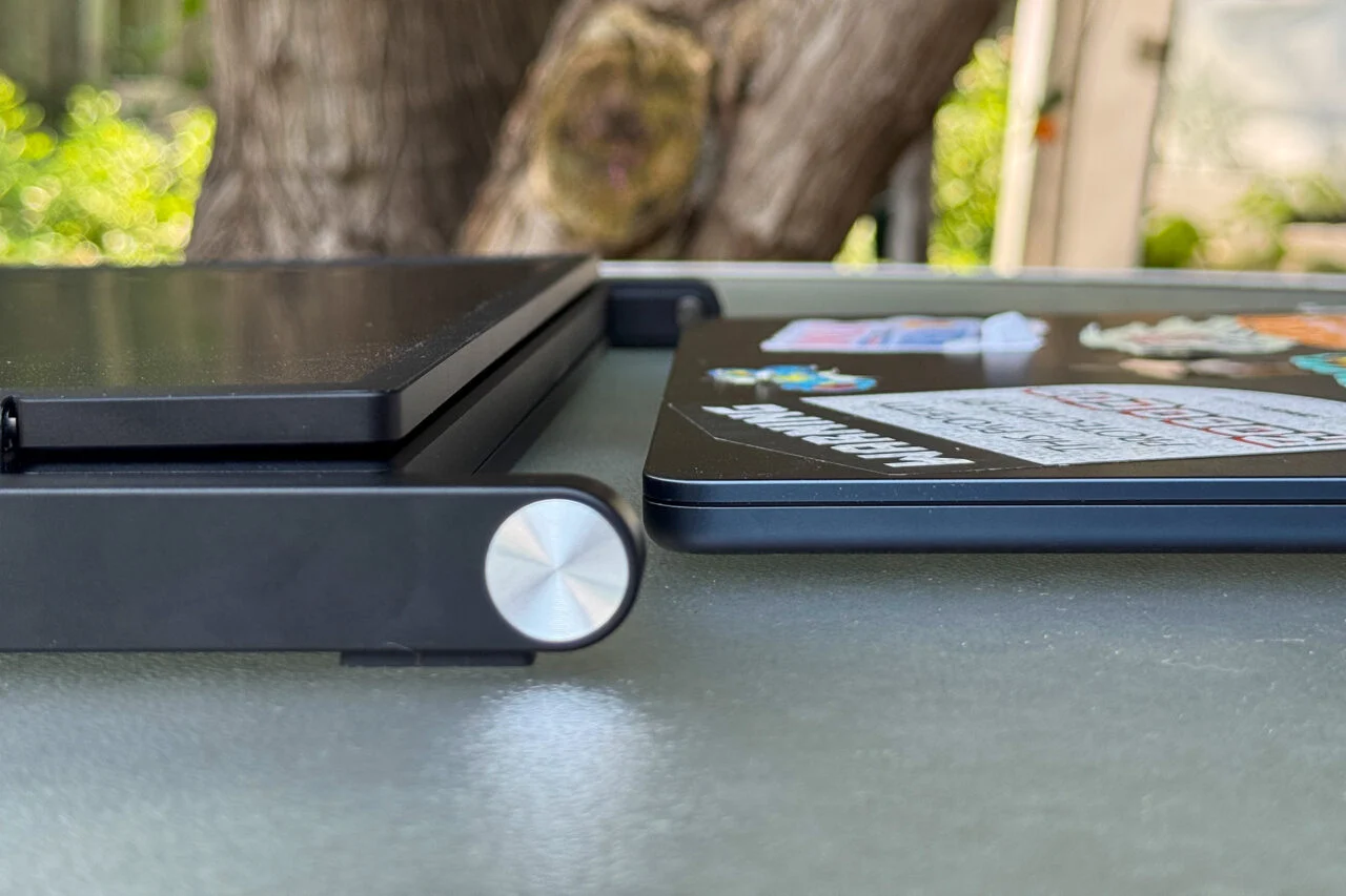 Aura Triple Aero Pro Max 三重显示屏侧视图