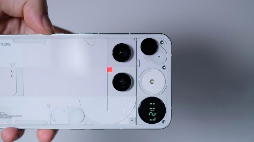 单手持握 Nothing Phone 3