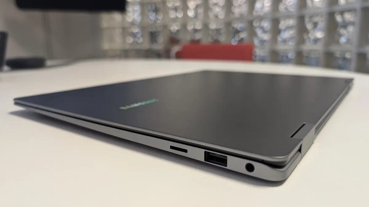 在白色桌子上拍摄的三星 Galaxy Book5 Pro 360。