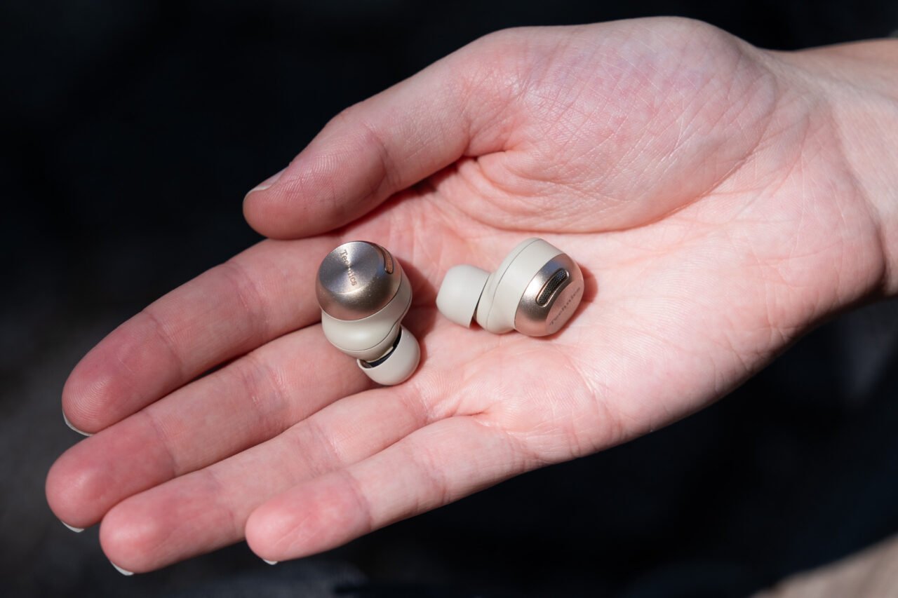 Technics EAH-AZ100 放在掌心