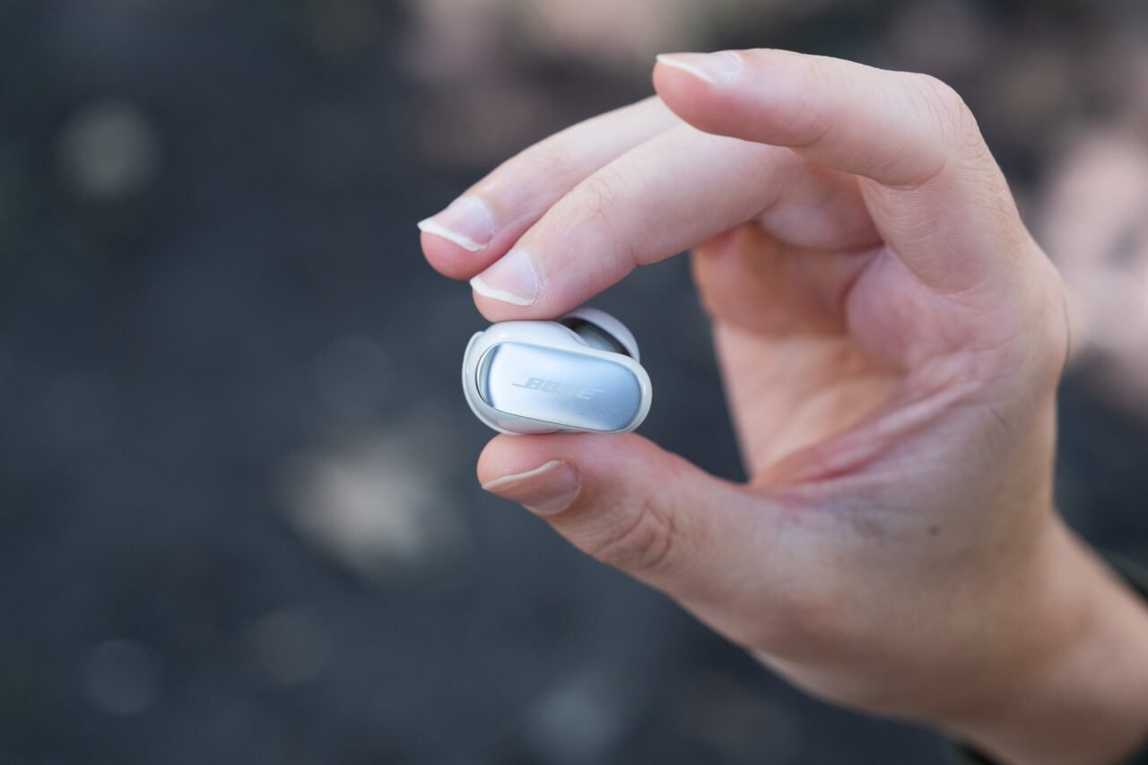 手持 Bose QuietComfort Ultra 2