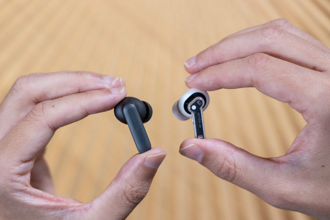 OnePlus Buds 4（左）比 Nothing Ear（右）更大