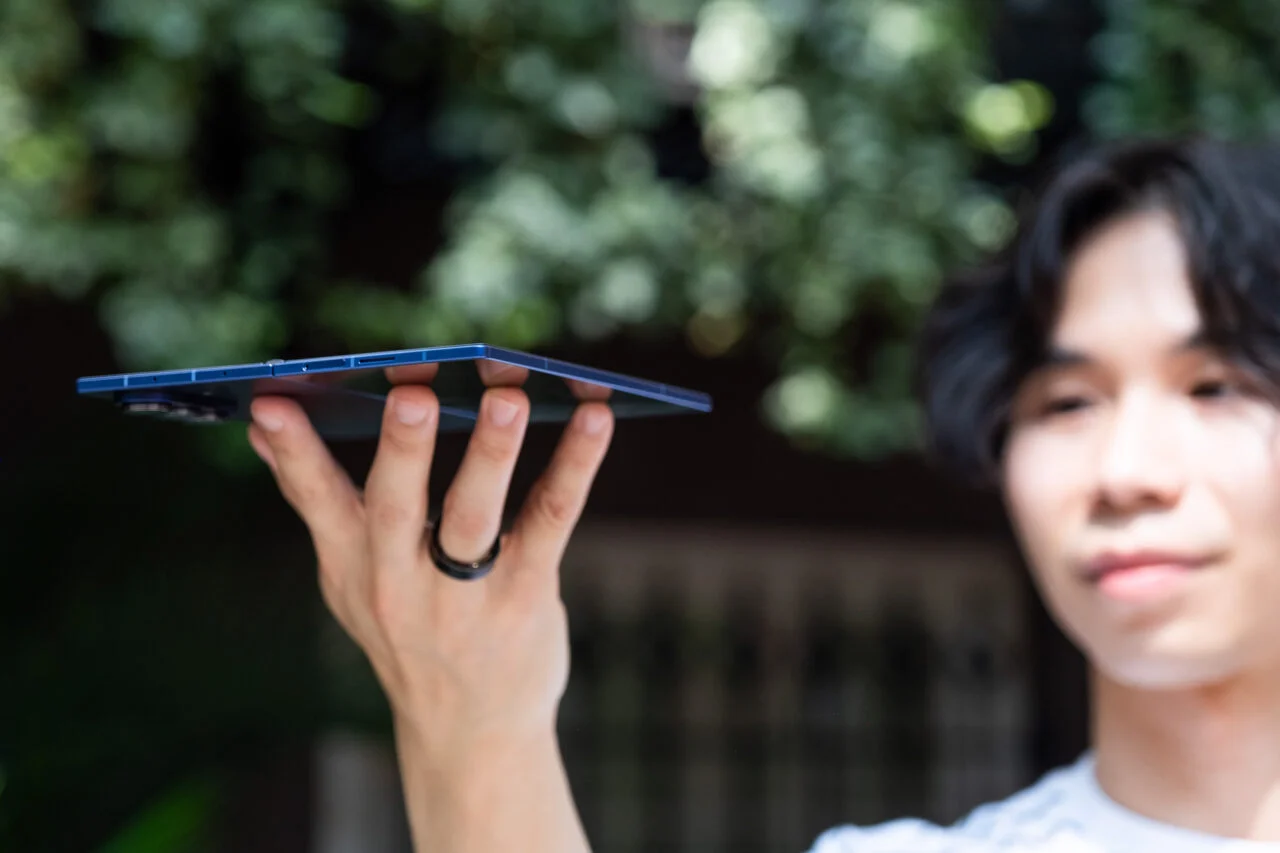 单手托举三星 Galaxy Z Fold 7