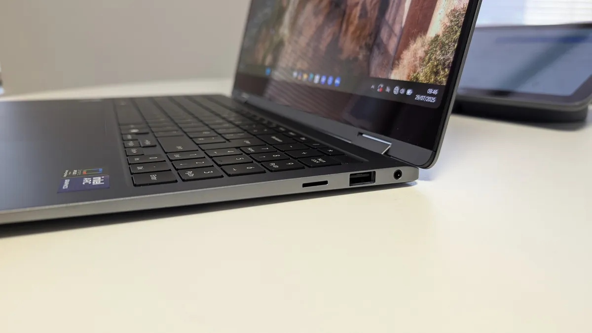 在白色桌子上拍摄的三星 Galaxy Book5 Pro 360。