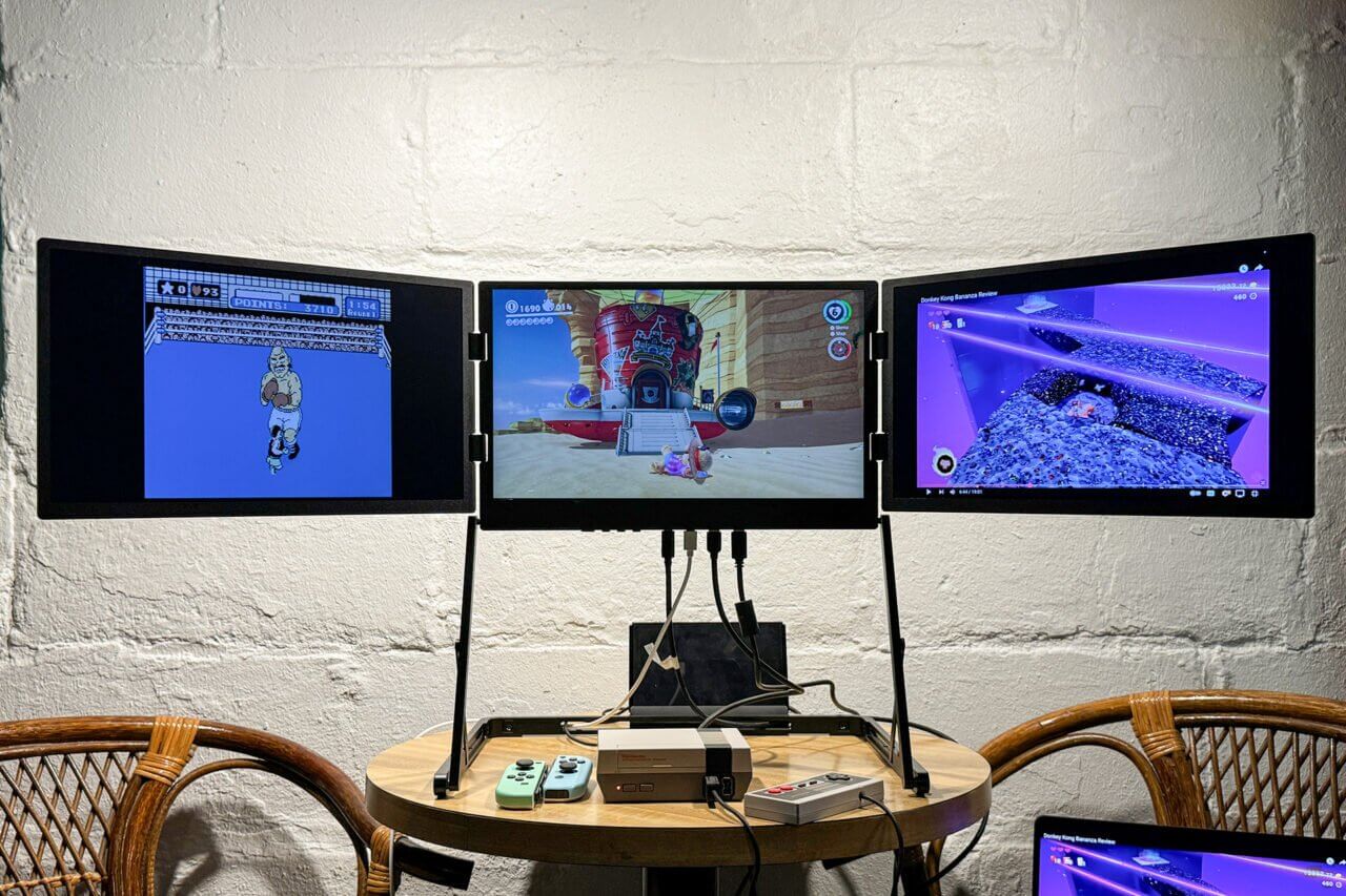 Aura Triple Aero Pro Max 三重显示屏放在茶几上