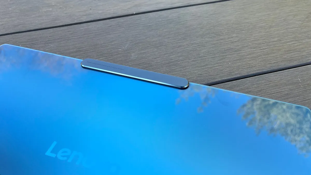 联想 Yoga Slim 9i 盖子的顶部边缘