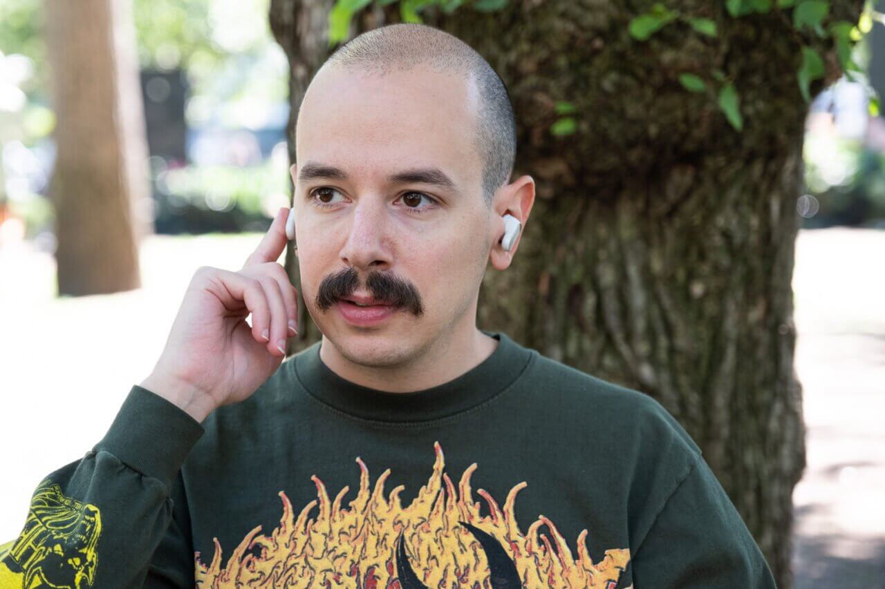 B一个男人戴着 Bose QuietComfort Ultra 2 