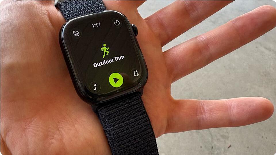 一个人拿着 Apple Watch 10，上面显示着新的健身应用