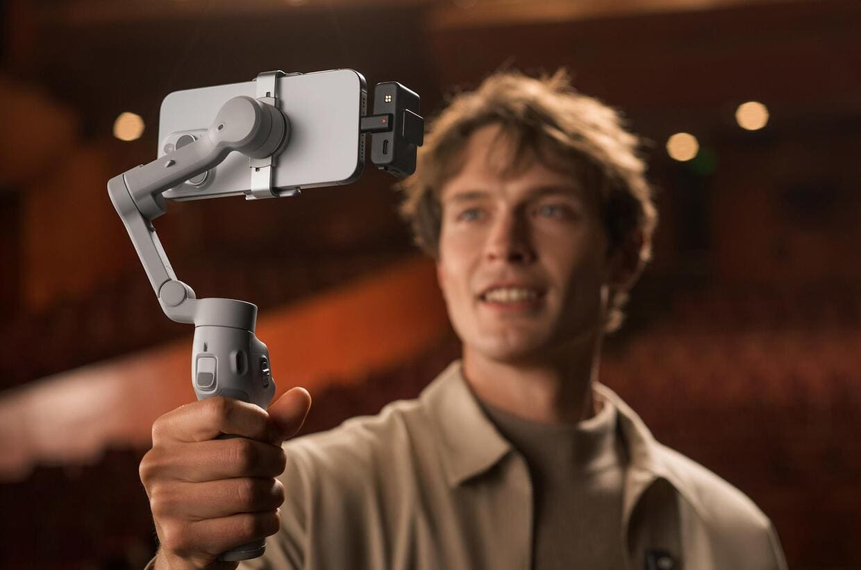 大疆的 Mic 3 可以通过蓝牙或直接通过 USB-C 连接到手机