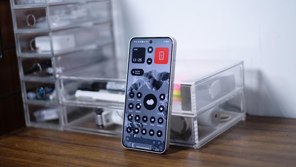 Nothing Phone 3 竖放在桌上