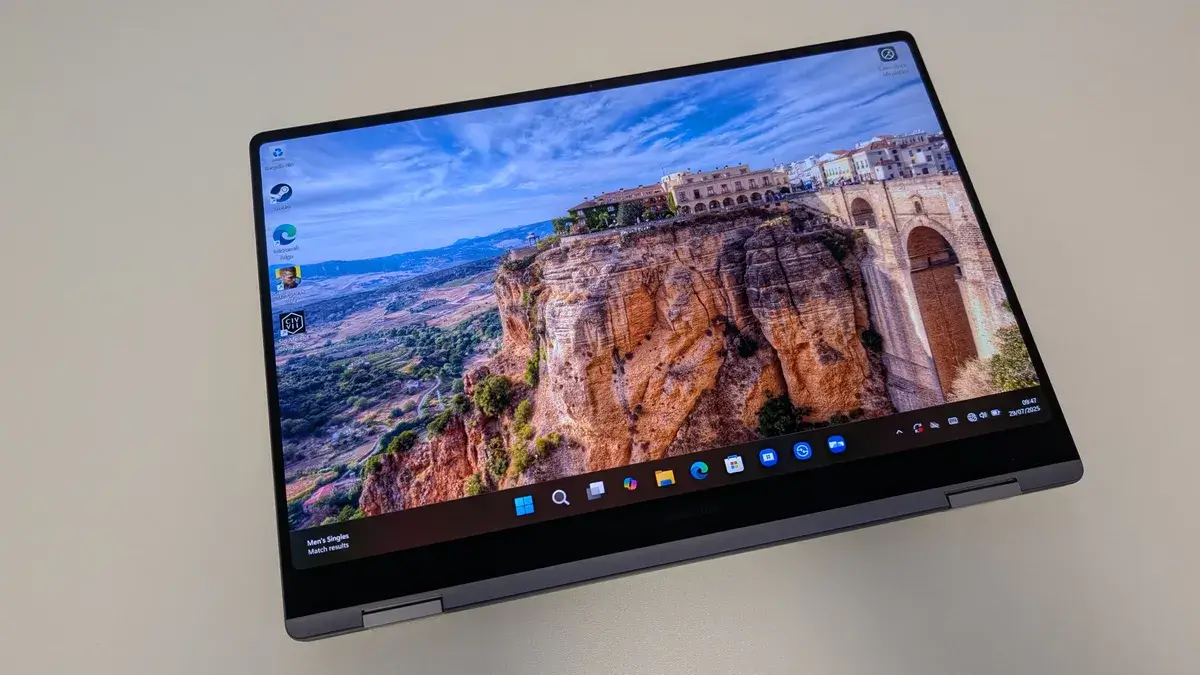 在白色桌子上拍摄的三星 Galaxy Book5 Pro 360。
