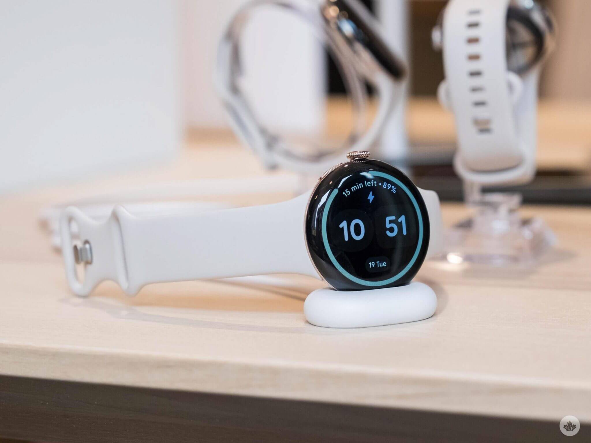 Google Pixel Watch 4 全新充电支架。