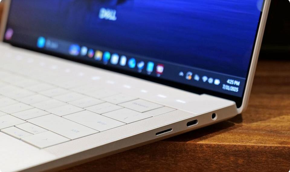 与戴尔较小的 XPS 13（2025 年不会更新）不同，14 Premium 同时配备 3.5 毫米音频插孔和 microSD 卡插槽。