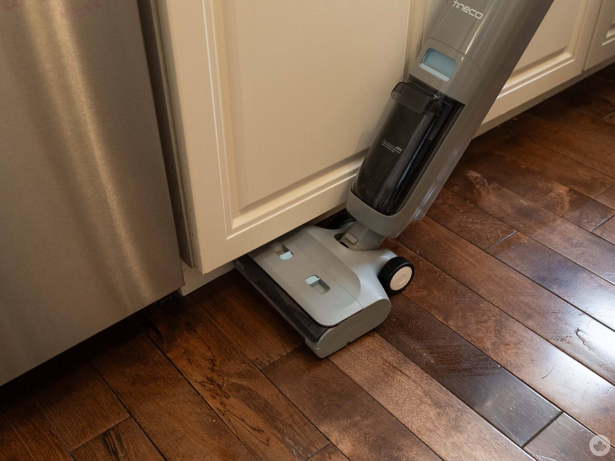 Tineco Go H2O 正在打扫桌底