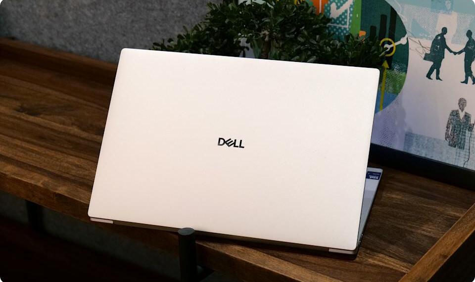 Dell 14 Premium 由铝和 Gorilla Glass 3 制成，有两种颜色可供选择：铂金色和石墨色。