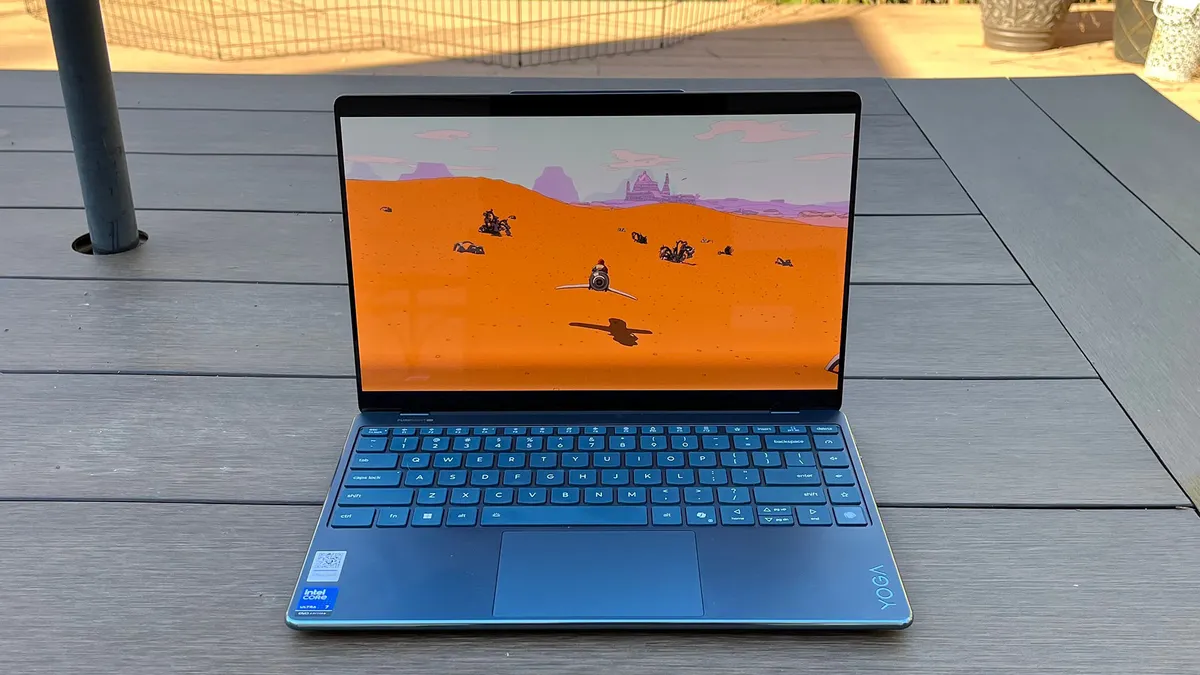 正在玩游戏的联想 Yoga Slim 9i