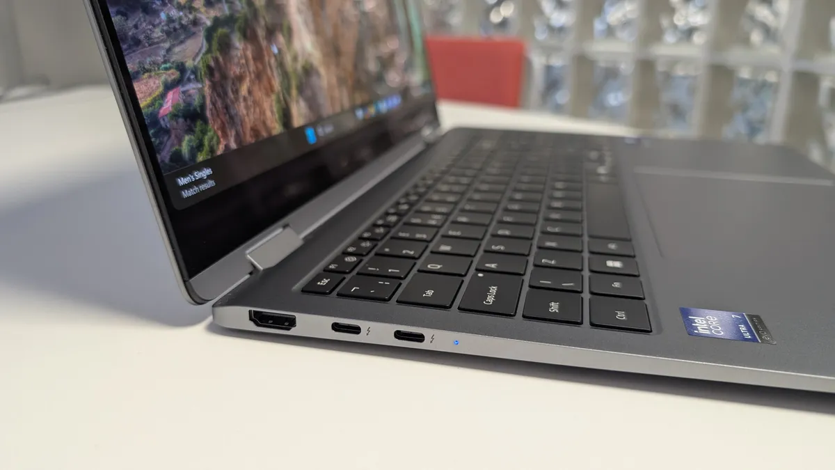 在白色桌子上拍摄的三星 Galaxy Book5 Pro 360