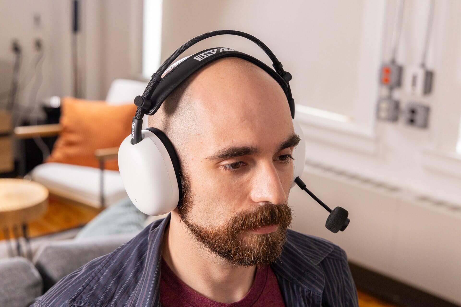 索尼 Inzone H9 II 耳机的麦克风比 2022 年的 H9 好得多。只是它的电池续航时间在 350 美元的价格下并不是最好的。