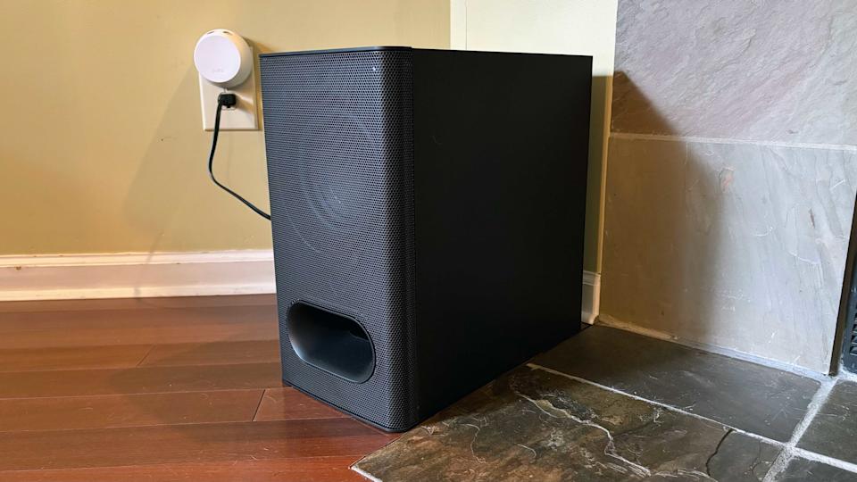 Sony Bravia Theater Bar 6 附带的低音炮很大。