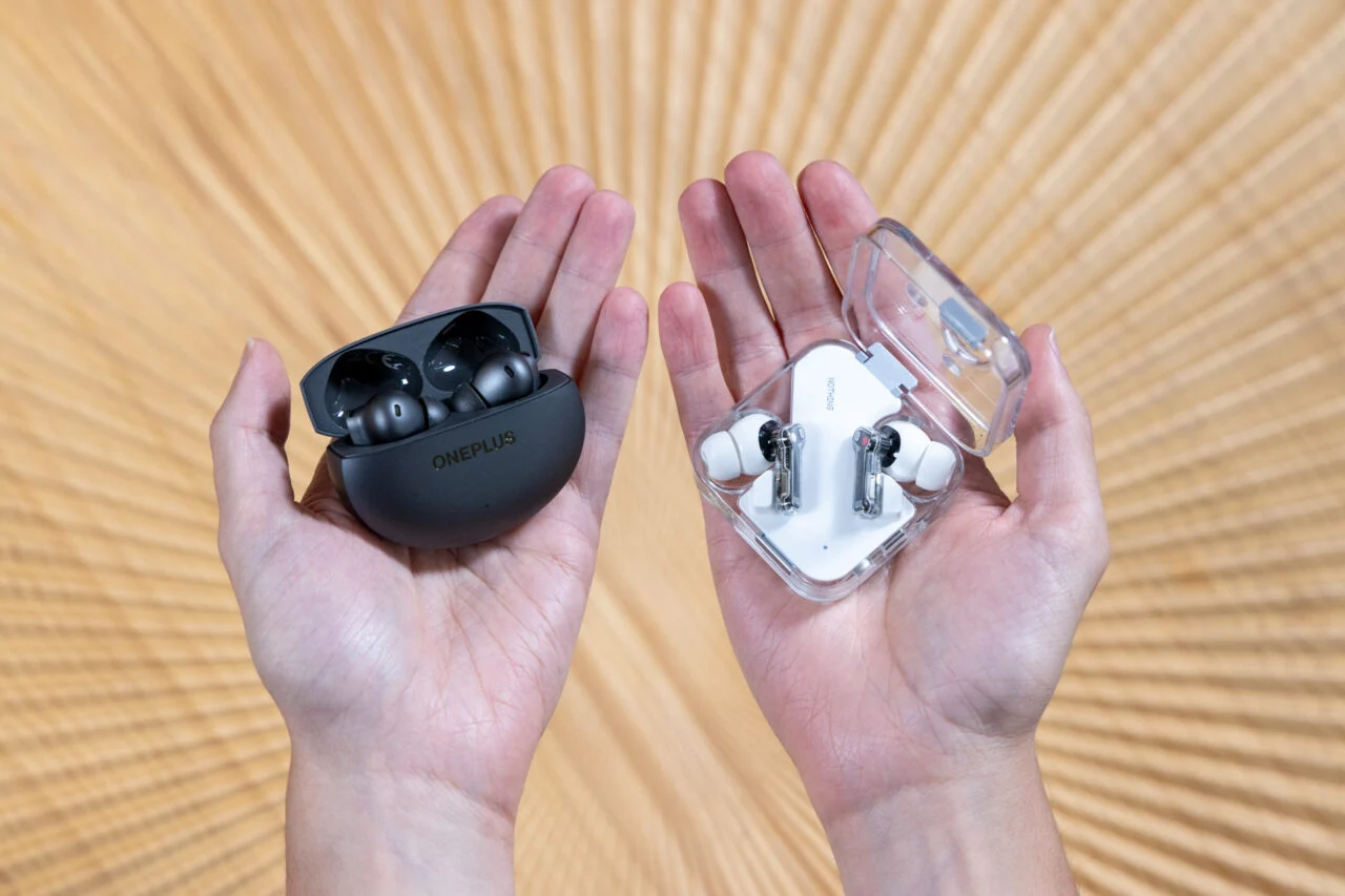 OnePlus Buds 4（左）采用更传统的耳机盒，而 Nothing Ear 采用翻盖式耳机盒