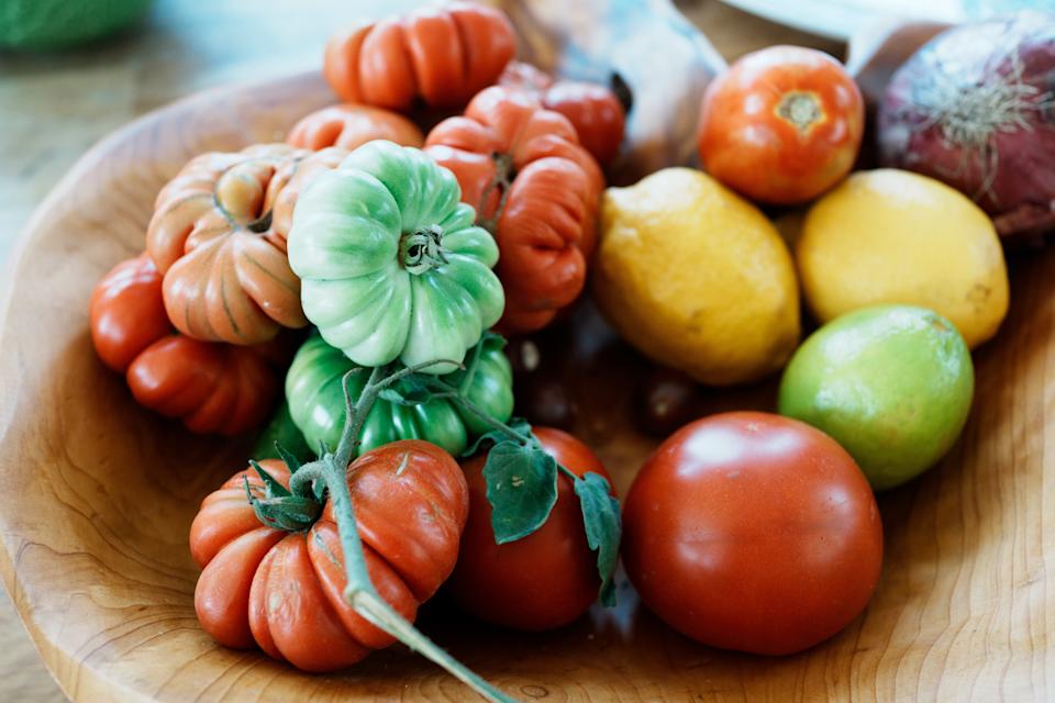 一束传家宝西红柿放在一个木碗里。