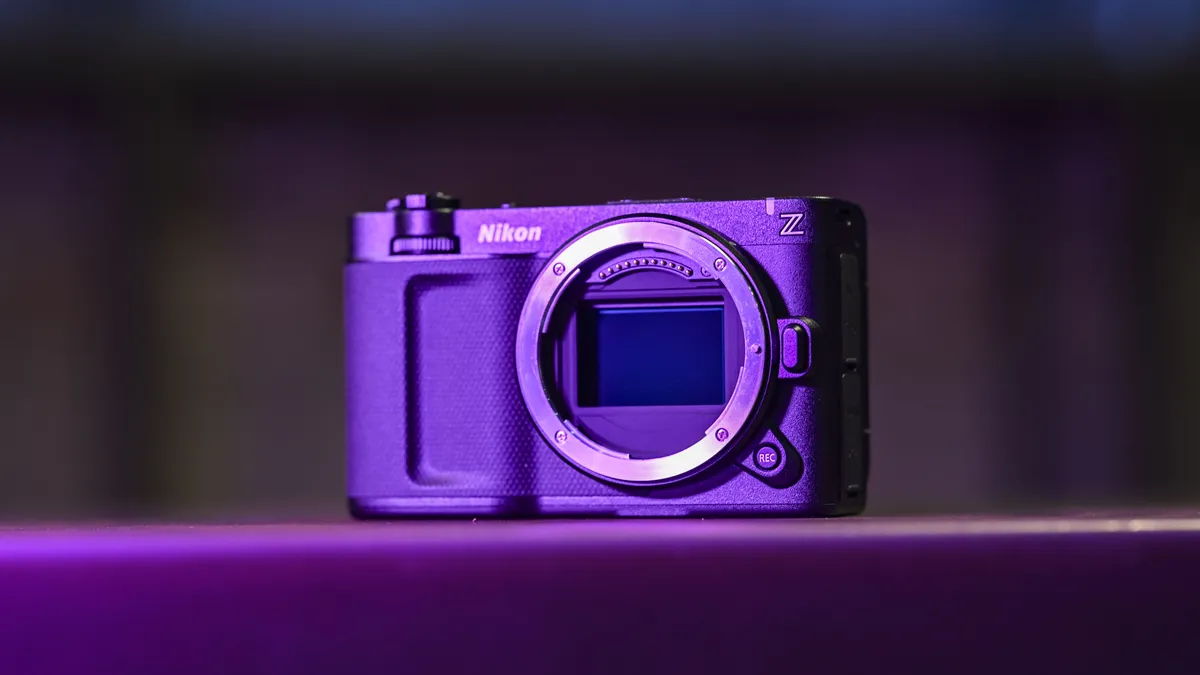 低调洋红色灯光下的尼康 ZR 相机