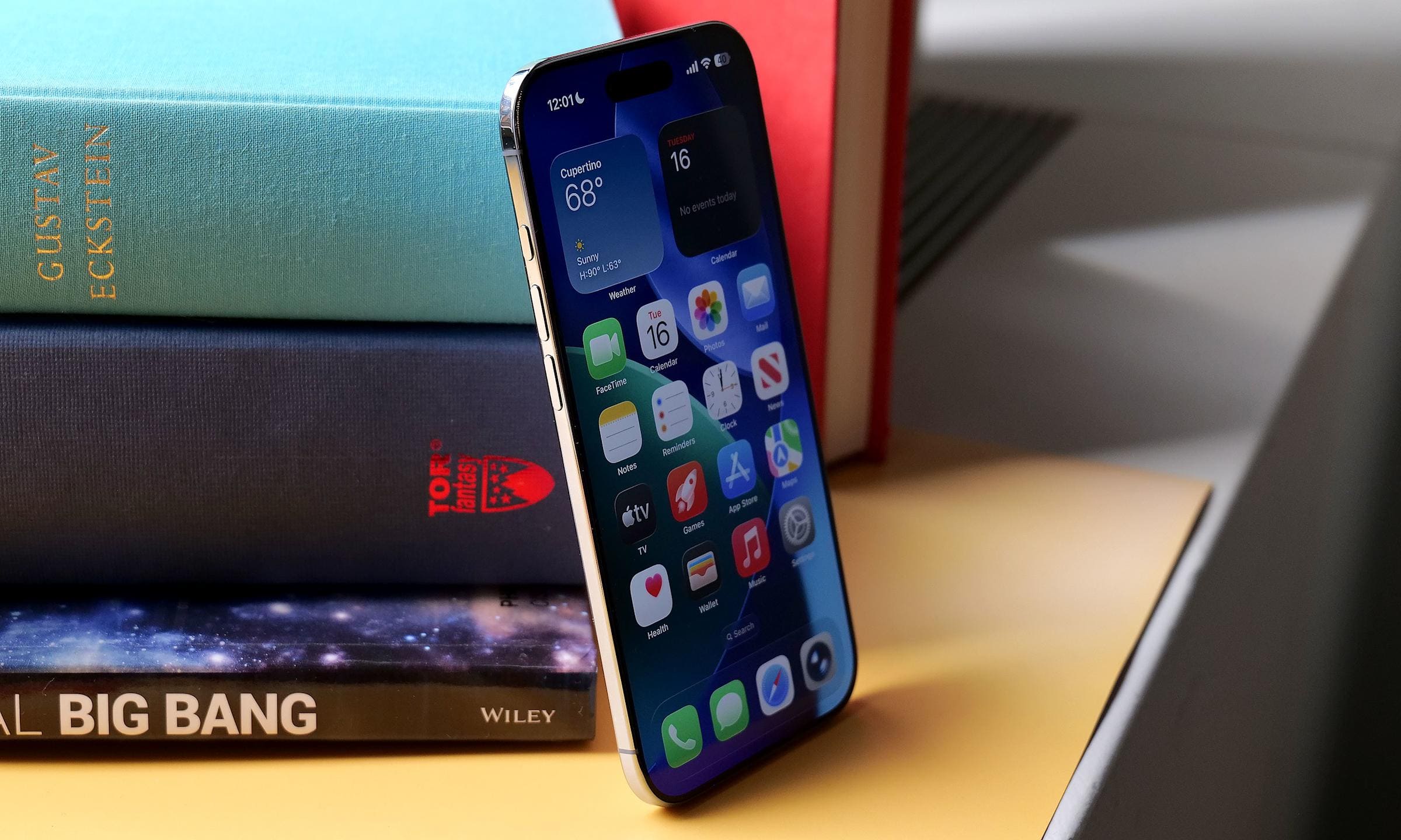 iPhone Air 重量仅为 165 克，是苹果公司长期以来生产的最轻的手机之一。