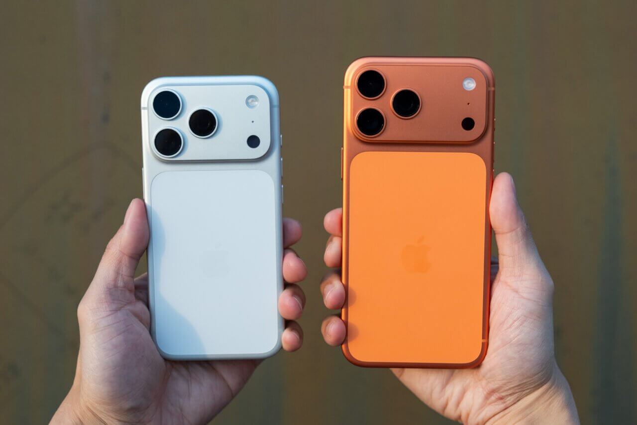 Apple iPhone 17 Pro（银色）和 iPhone 17 Pro Max（宇宙橙）